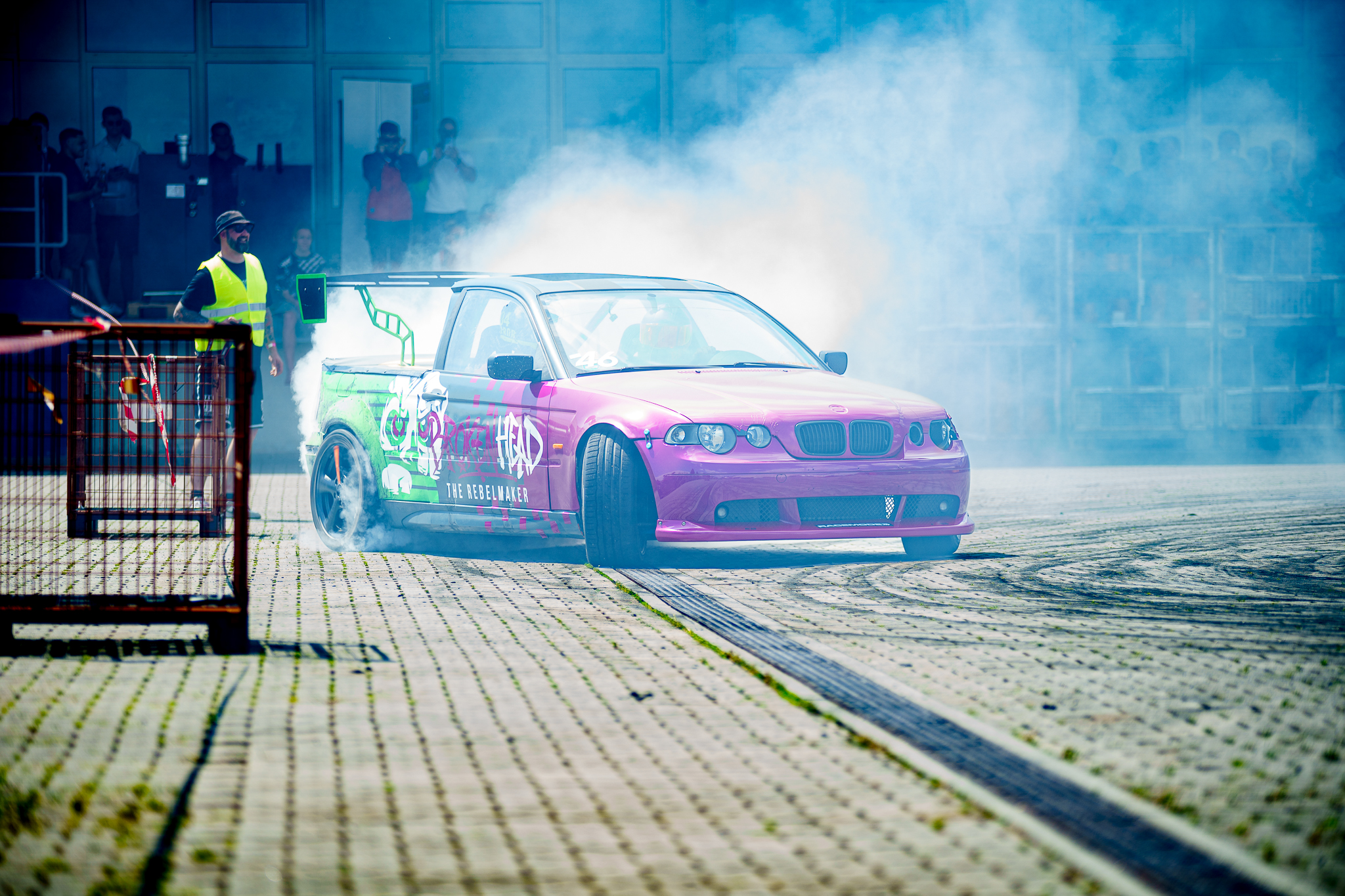 Driftshow mit einem pink-grünen Broken Head BMW
